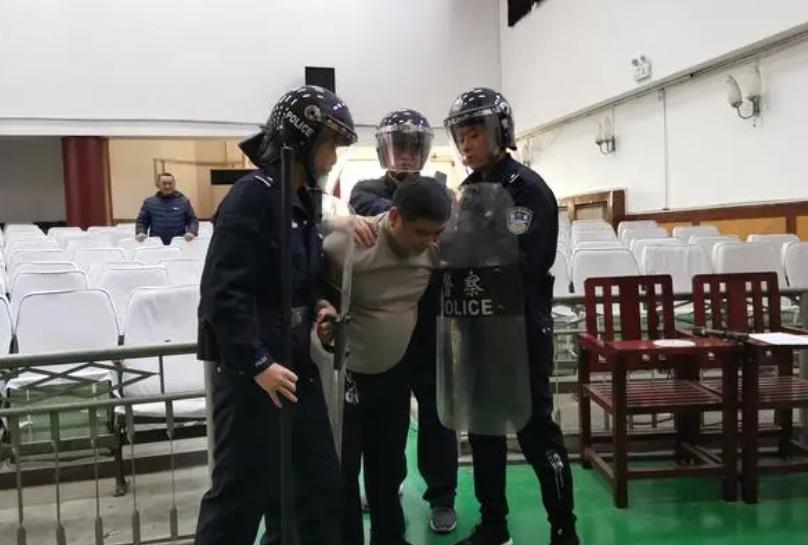 17岁亲生儿子被同学杀害后续,17岁儿子被同学杀害追凶17年