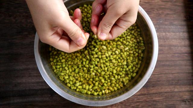 绿豆汤的绿豆怎么煮不开花,绿豆汤不变色的三大诀窍