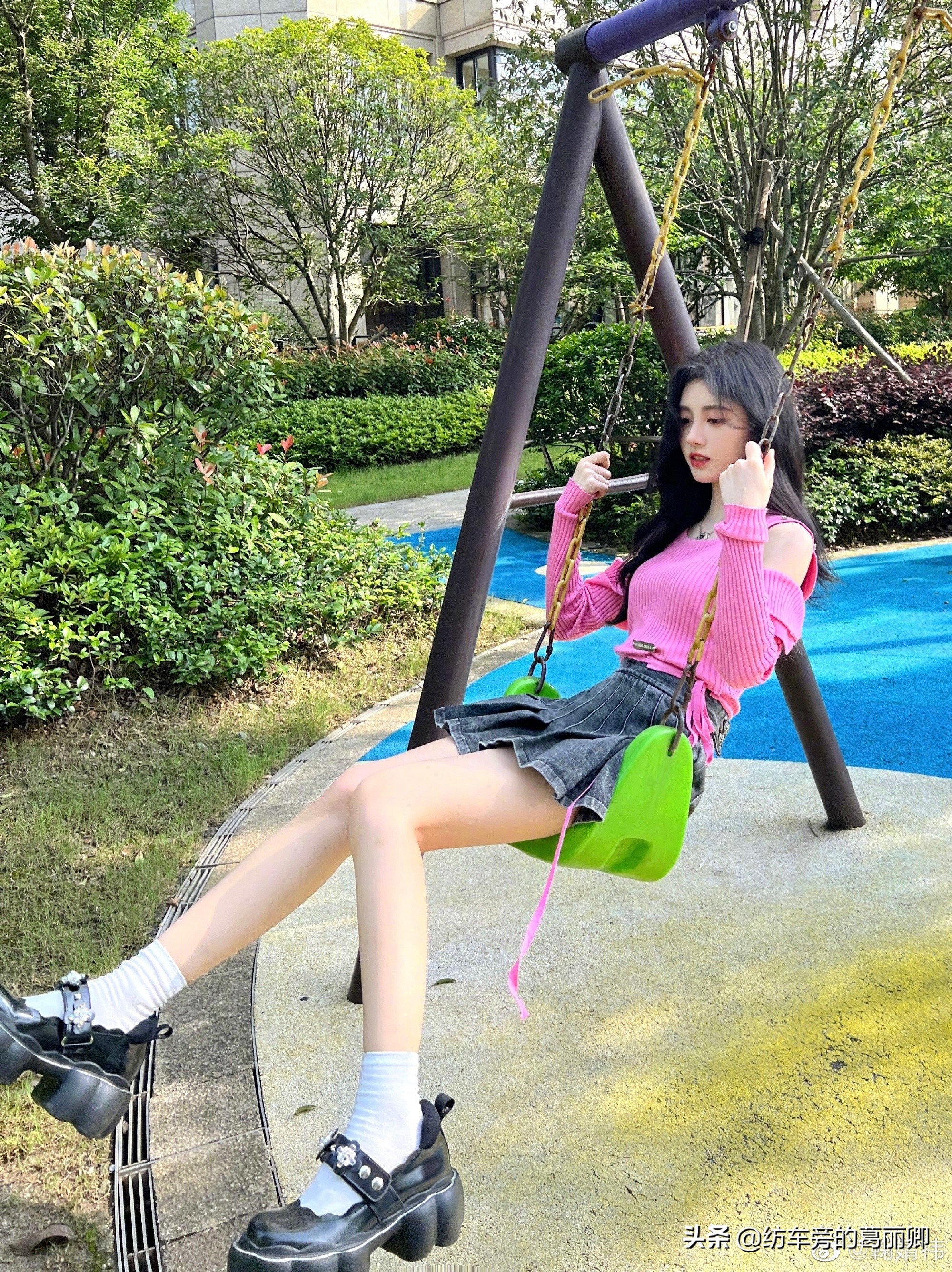 深扒Y2K美学,解锁千禧辣妹风!来跟电影里婊气冲天的校花学穿搭