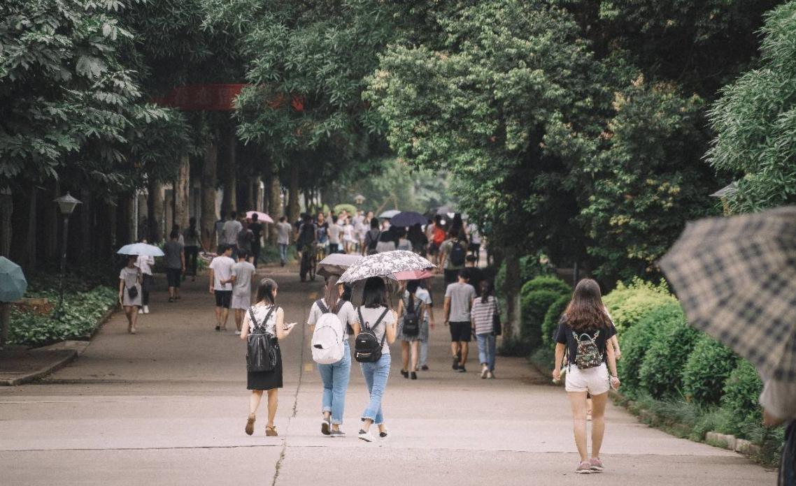 两姐妹卖烤肠月入12万,下班摆摊卖烤肠日入800多