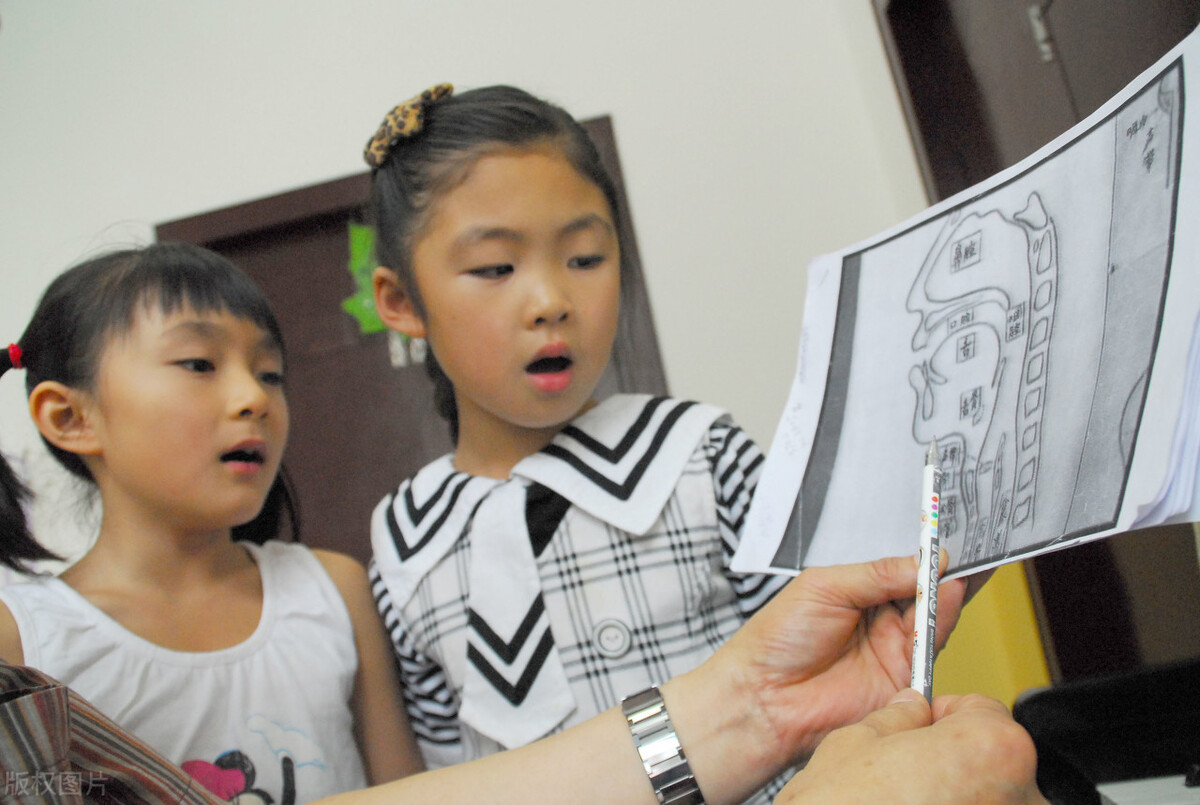 孩子说话嗲声嗲气怎么办,小孩说话嗲声嗲气