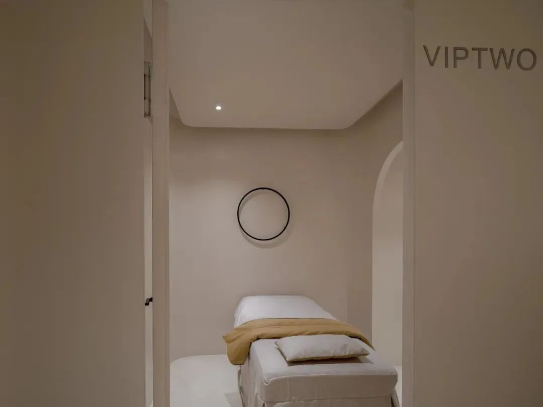 法式奶油风装修美容院,优雅净白空间设计