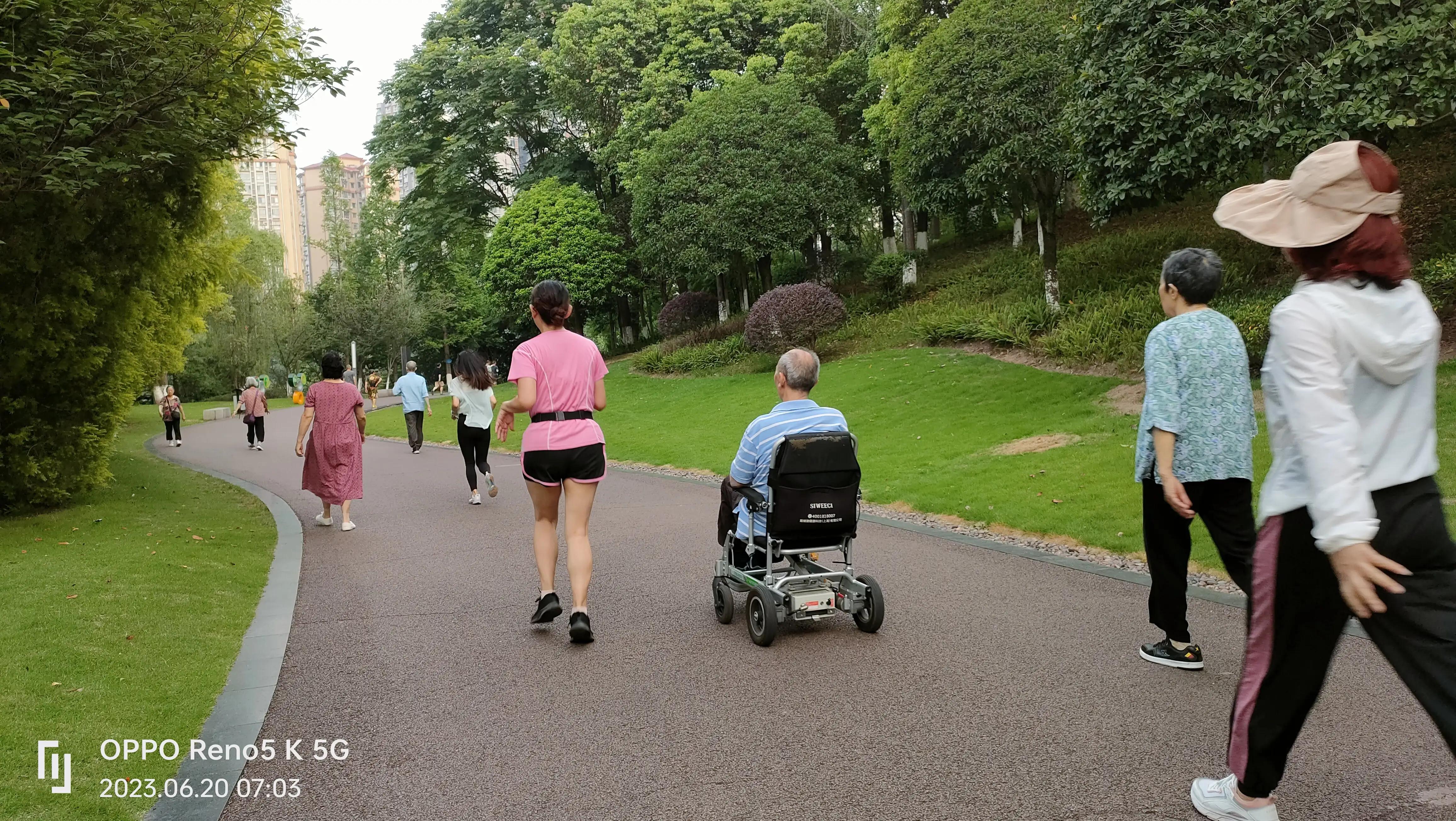 南湖公园湖畔美景,蓝天白云青山绿地天然氧吧