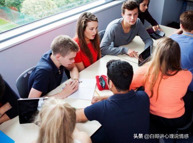 面对害羞胆小的孩子怎么处理,宝宝害怕陌生人怎么引导