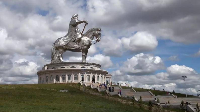 蒙古国距离中国的呼和浩特市多远,蒙古国距中国最近的县城