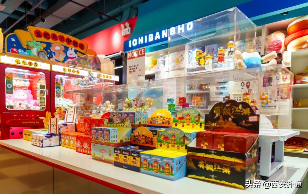 最近很火的夹娃娃机,夹娃娃机超大手办