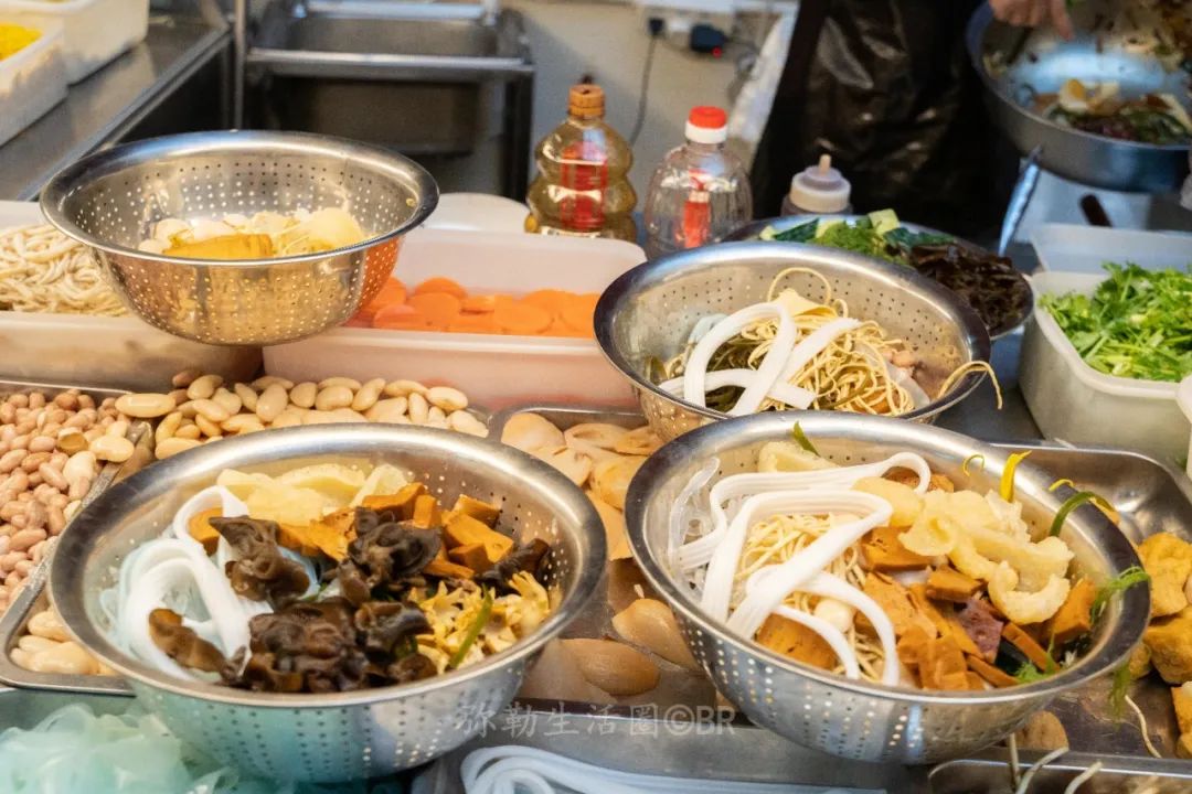 红河州有个“凉菜西施”，4㎡的小摊火了15年，一个月能卖10吨菜