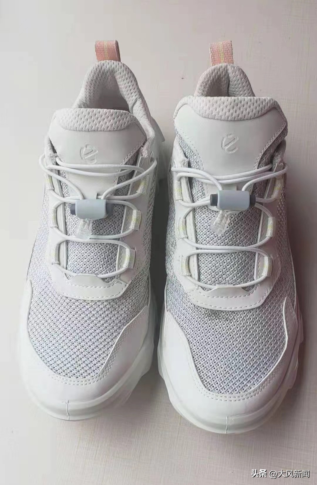 1400多元在专卖店购鞋，一月后发现鞋舌长短不一；商场称0.5CM误差不属质量问题，律师给出消费维权建议