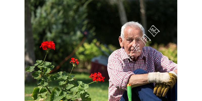 年年过生日女儿都迟到,今年我去接她,到门口后我愣了,默默离开