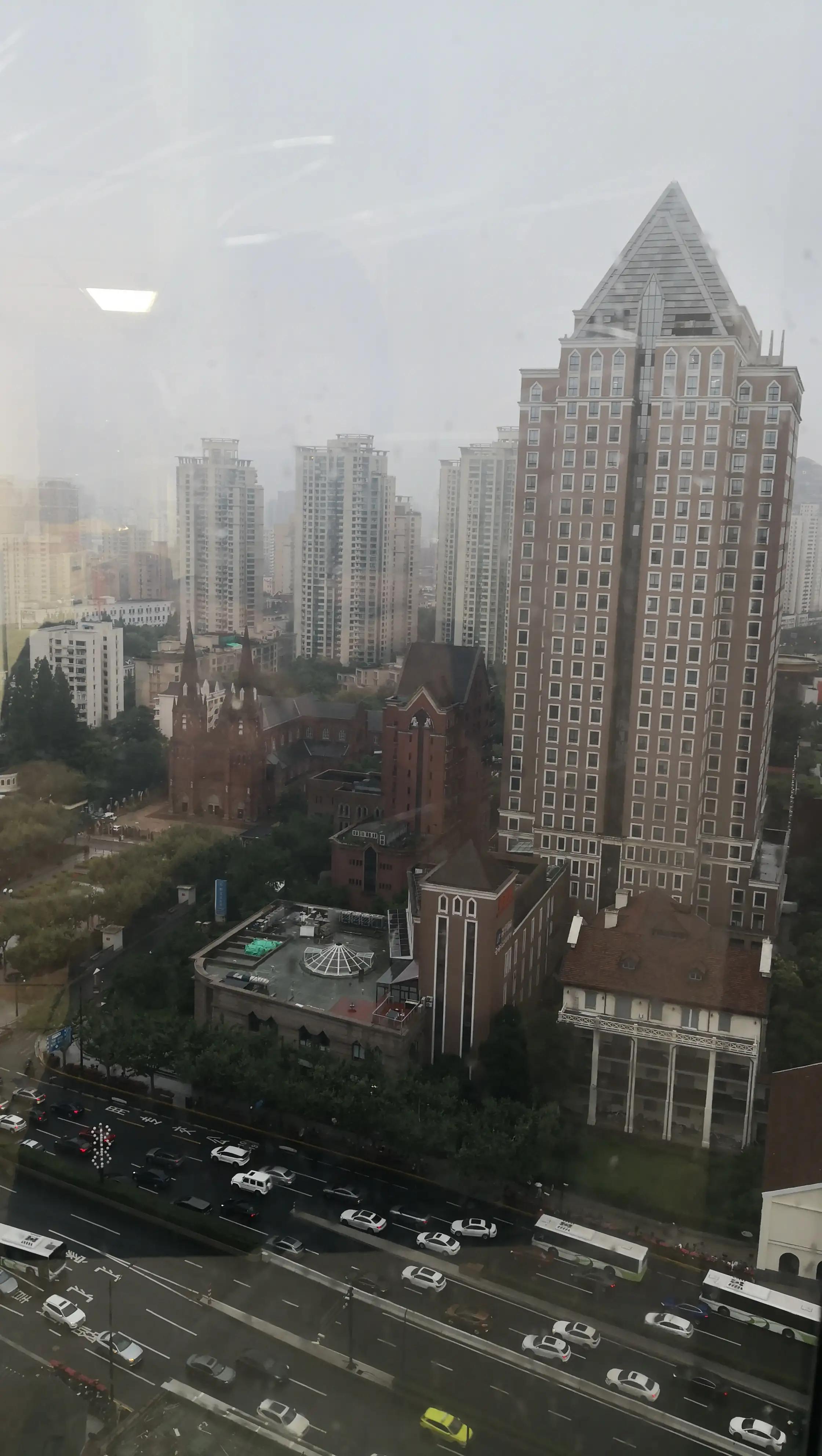 弄堂小吃、欧洲红酒，中西雅俗共赏