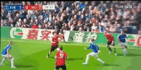 马奎尔误伤队友做出反应,马奎尔误伤卢克肖