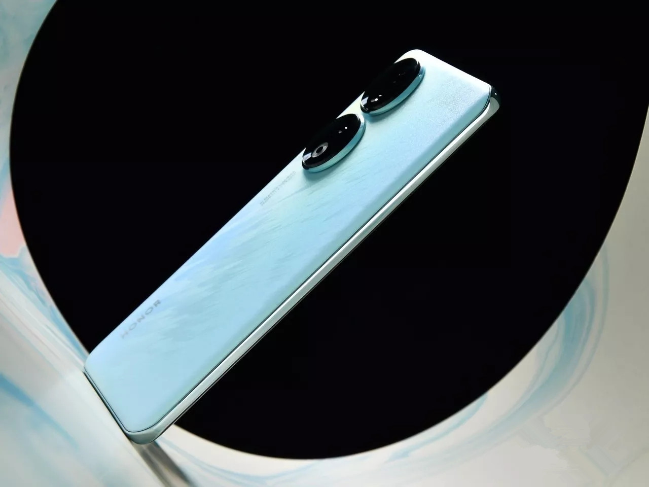 3840赫兹+2亿+16G，同价位第一名仅2499元，连iPhone14也自叹不如