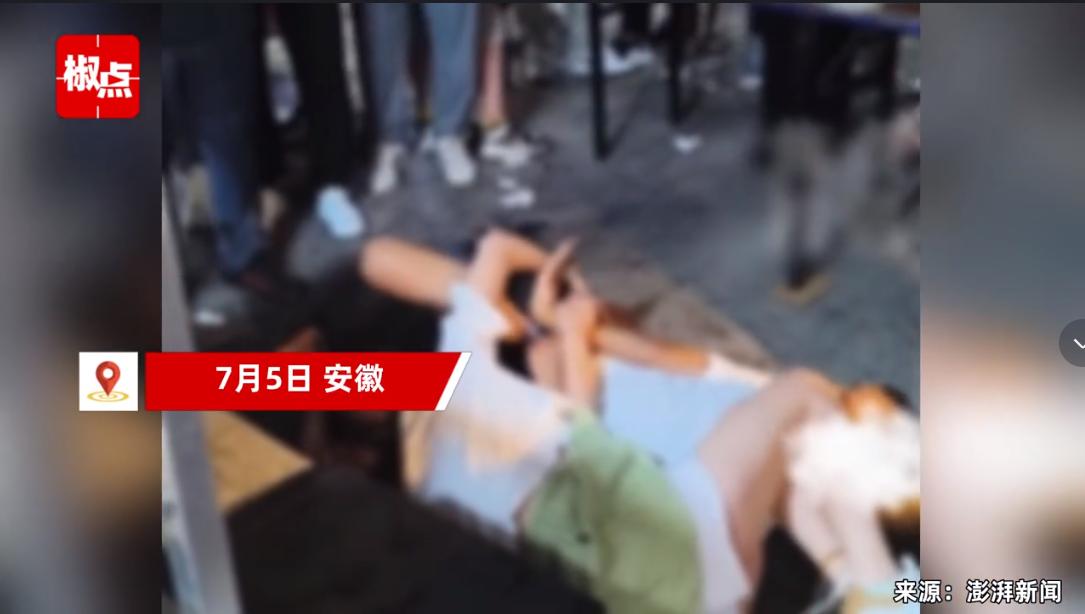 女子当街辣眼睛,女子当街将男子压身下欲强扒衣物