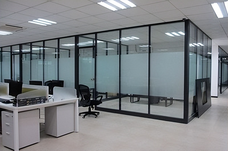 办公室玻璃隔断有什么款式,办公室玻璃隔断不隔音怎么处理