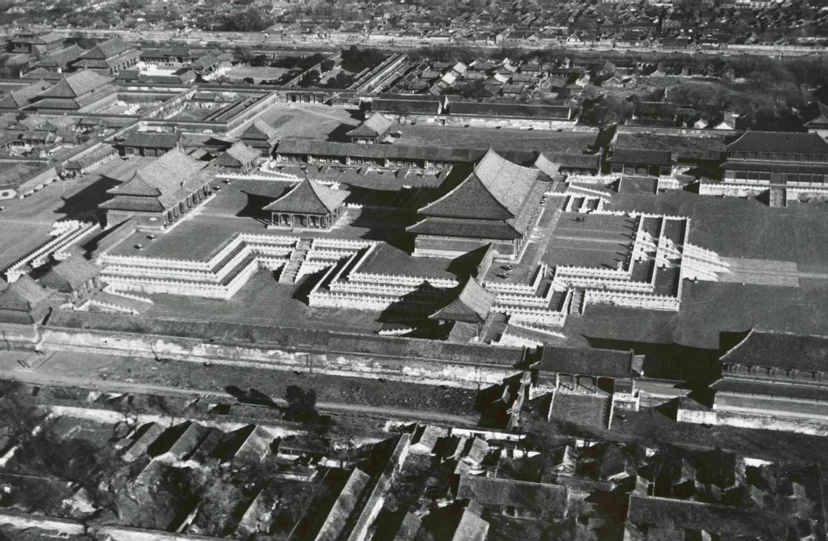 侵华日军*行暴**照片，女子为活命，脱衣服让日本人拍摄，*辱侮**致死