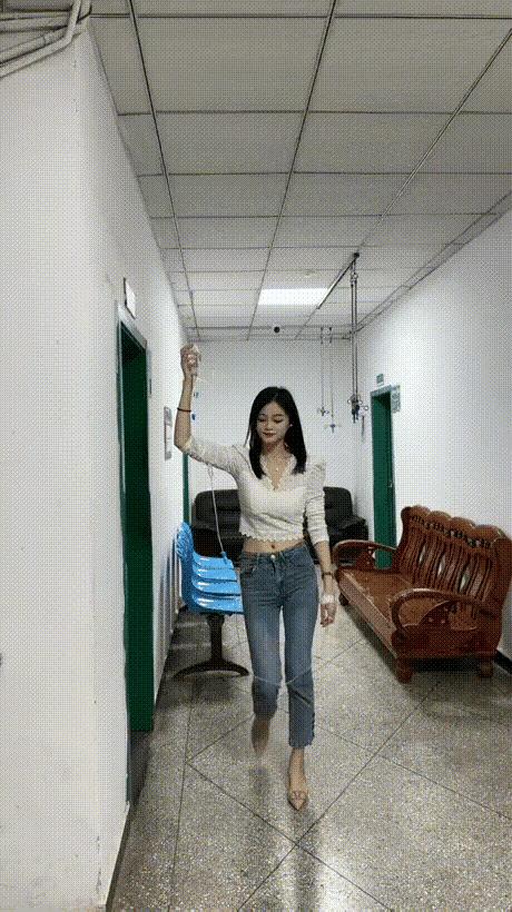 现在女大学生太开放,这么隐私的东西露在外面,男人看了都脸红了