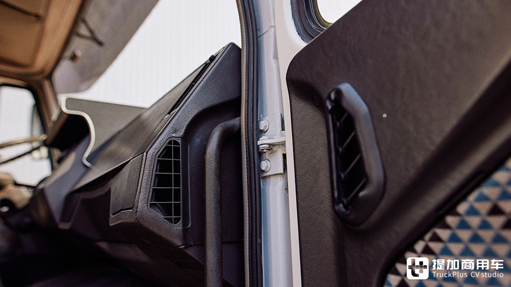 车龄32年性能如新，带你看德国卡车收藏家的爱车：奔驰MK1222S