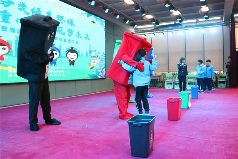 垃圾分类让我们的校园更多彩,垃圾分类童心同行