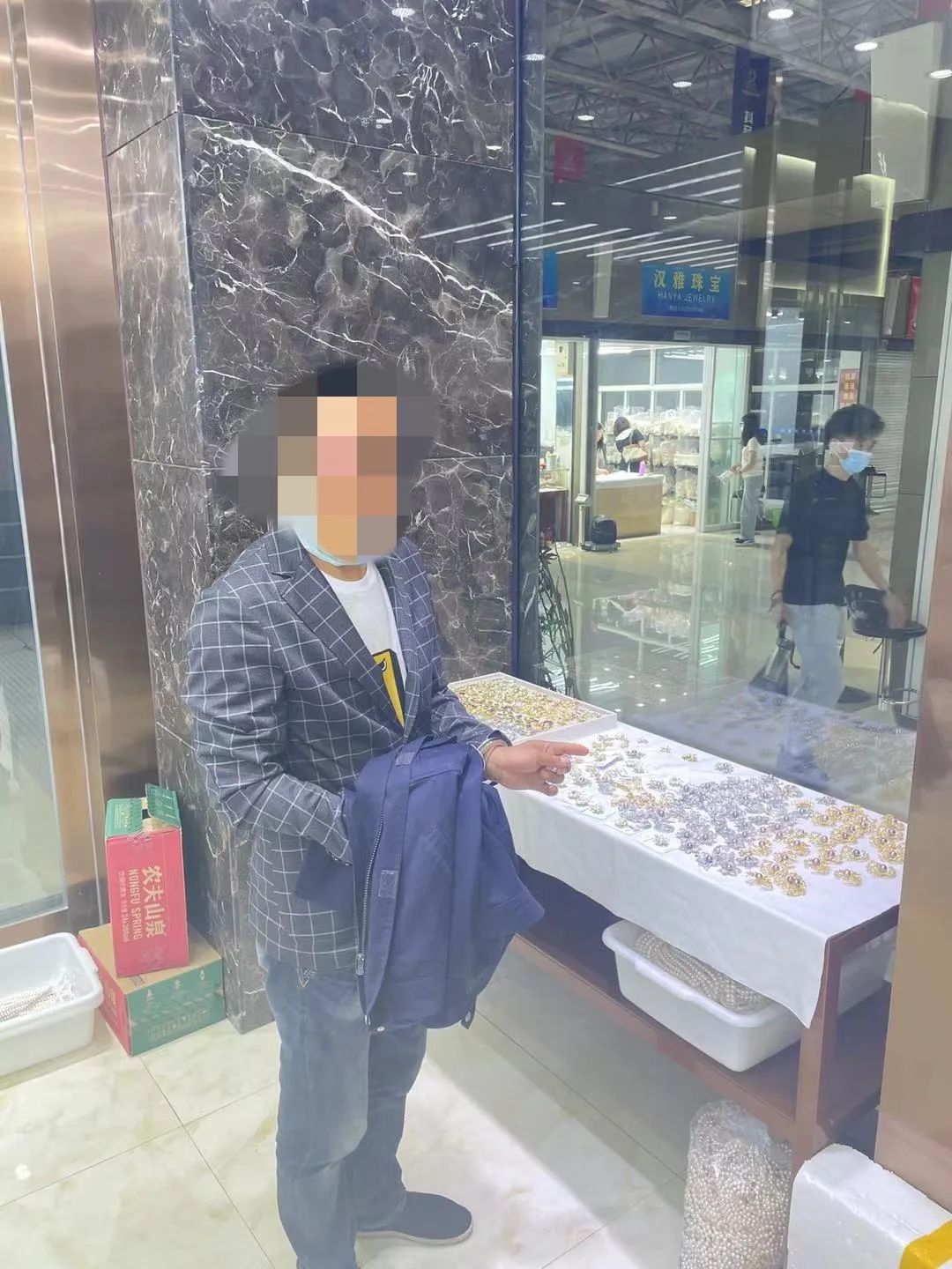 男子来绍兴，连偷4家店的珍珠，想送给老婆和老妈
