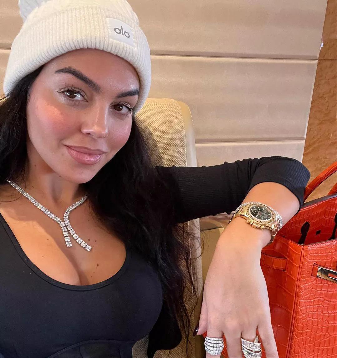 c罗不向资本妥协,c罗炫富场面