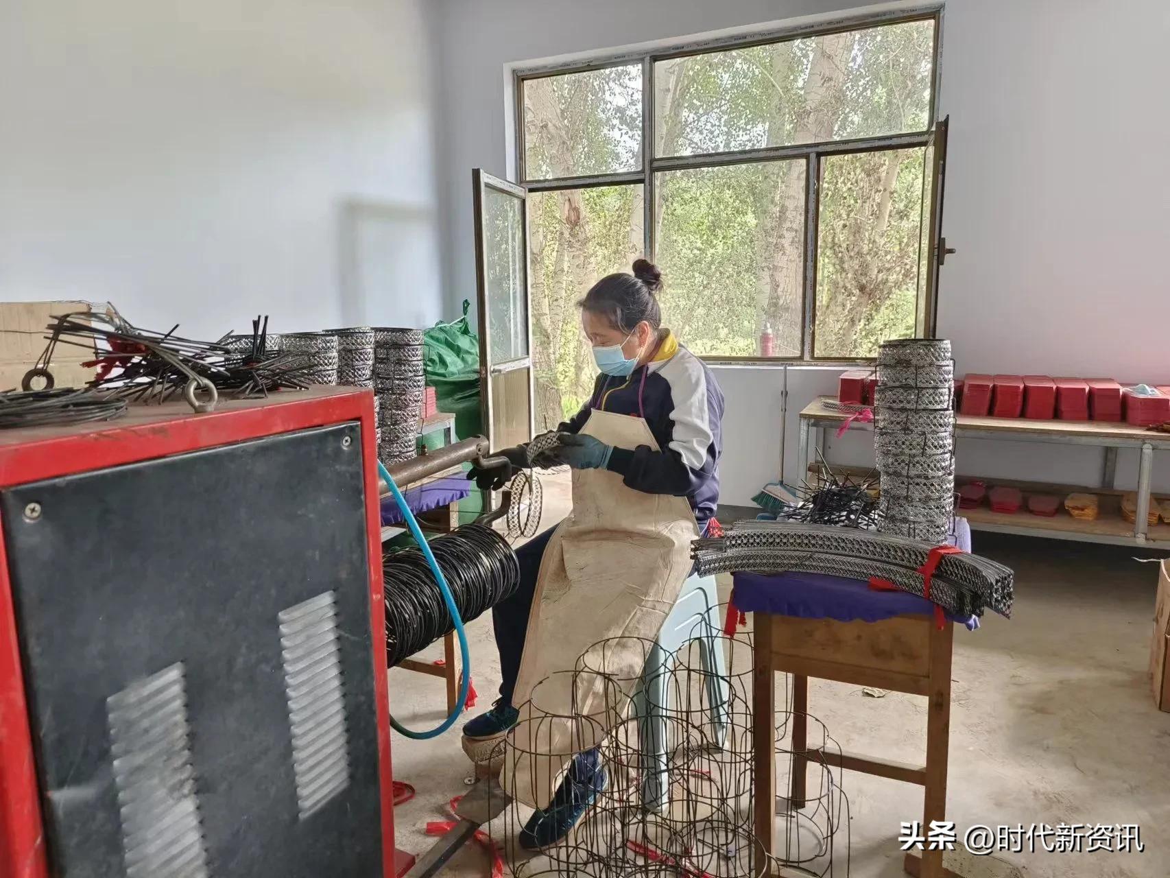 灵丘县东河南镇灯笼生产帮扶车间照亮村民致富路