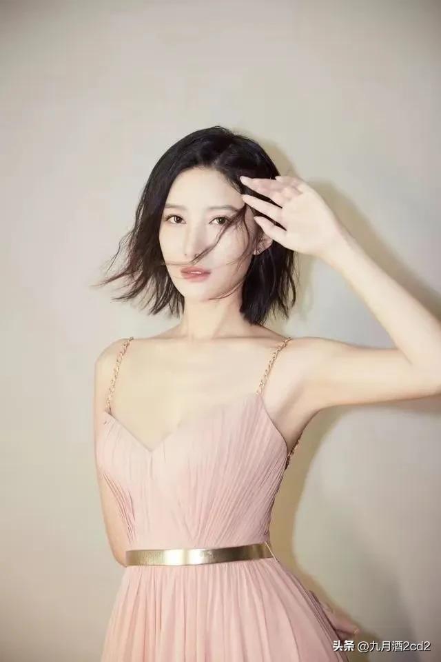 成熟性感御姐，火辣丰腴，90后女神，作为新时代的代表，备受关注