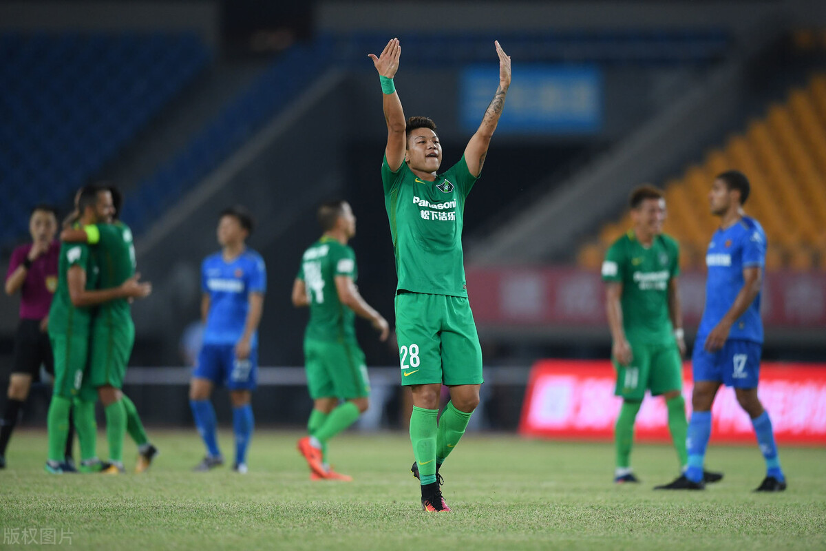 绿城球迷和毅腾球迷大战,前路无知己谁人不识君是什么意思