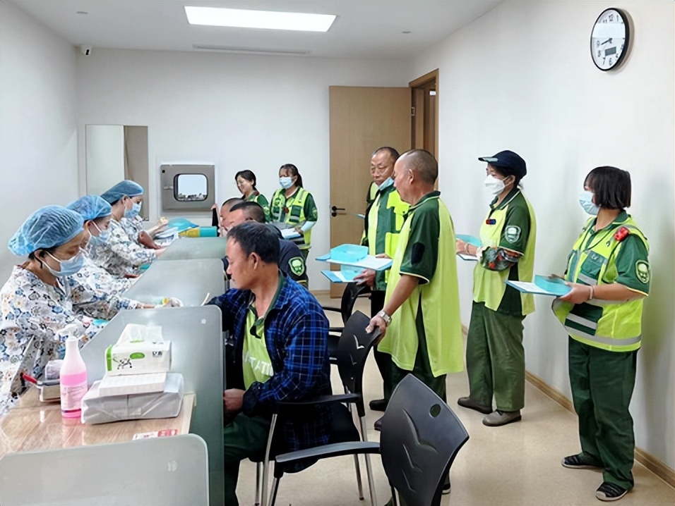 端午爱心粽情暖环卫工人,关爱环卫工人送温暖