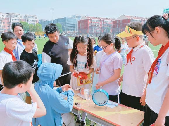 首师大育新华电附中小学部科技节隆重举行