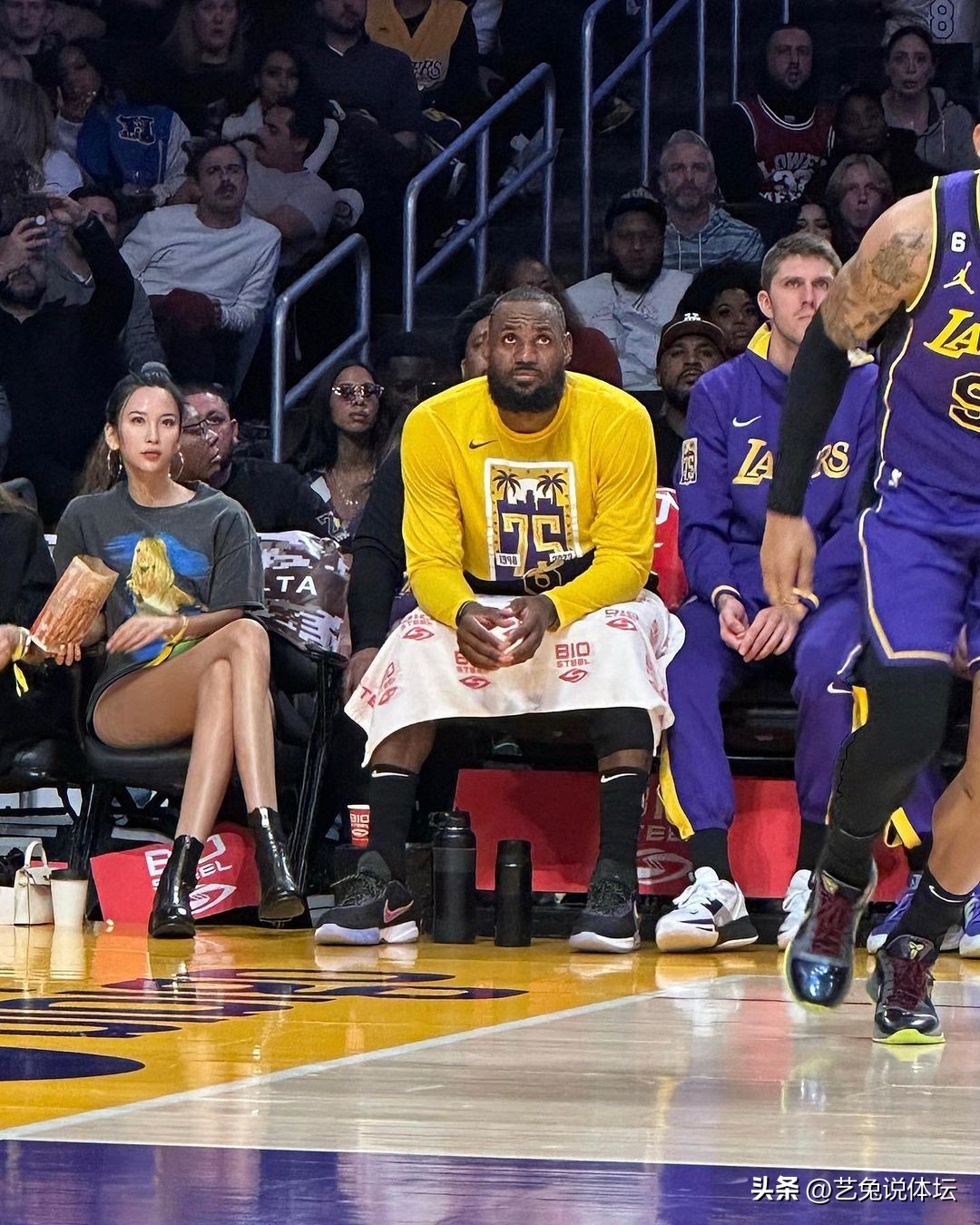 詹姆斯身边的背锅侠,湖人詹姆斯身后的美女