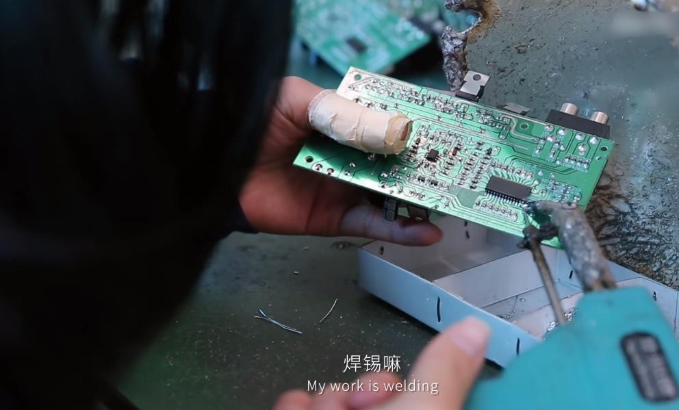 20岁小伙在工厂流水线,小伙在工厂上夜班坚持七年