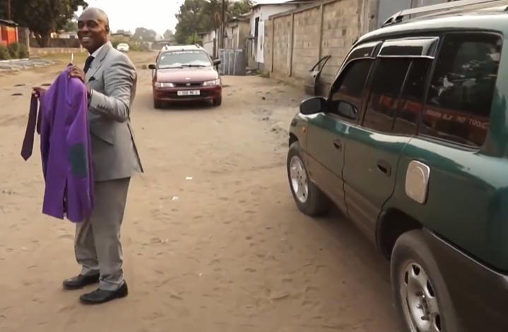 非洲穷人*款贷**20万买名牌，饿得吃树叶，也要买4万的鞋子出门显摆