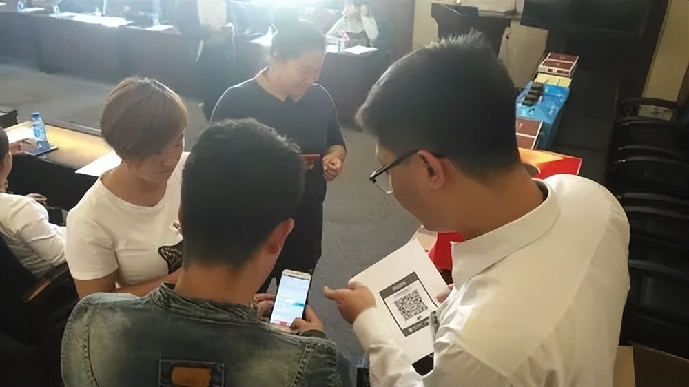 在银行工作人员怎么开通手机银行,银行为什么叫你办手机银行业务