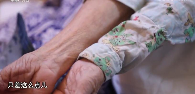 身穿15元鞋子老人向社会捐款1000万,老人穿15元鞋给家乡捐款1000万