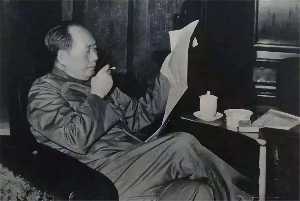 1974年，毛主席指着70岁的*小平邓**说道：香港回归是你们的事情