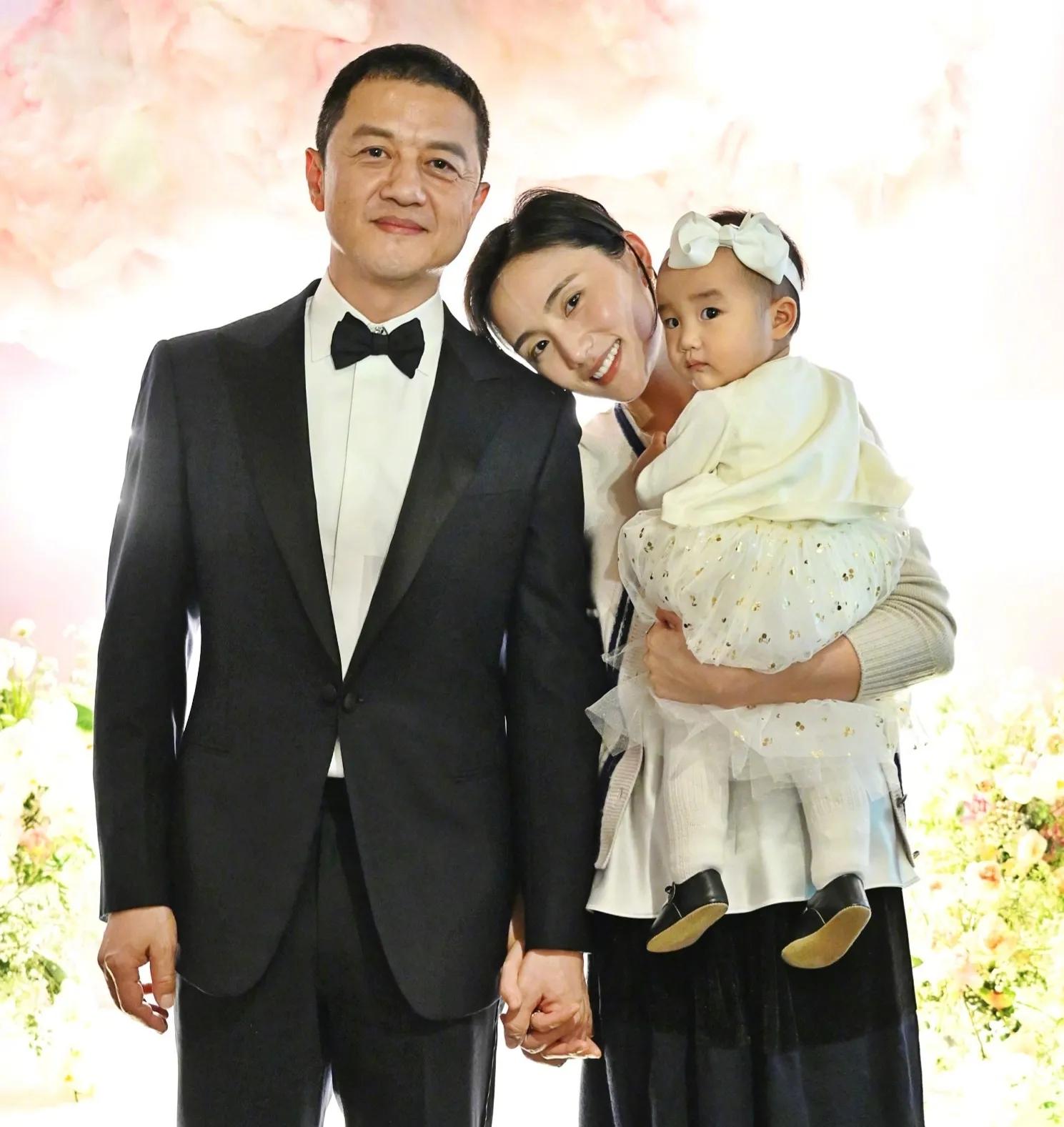 李亚鹏为1岁女儿庆生！花数千万买礼物，小19岁二婚妻子神似王菲