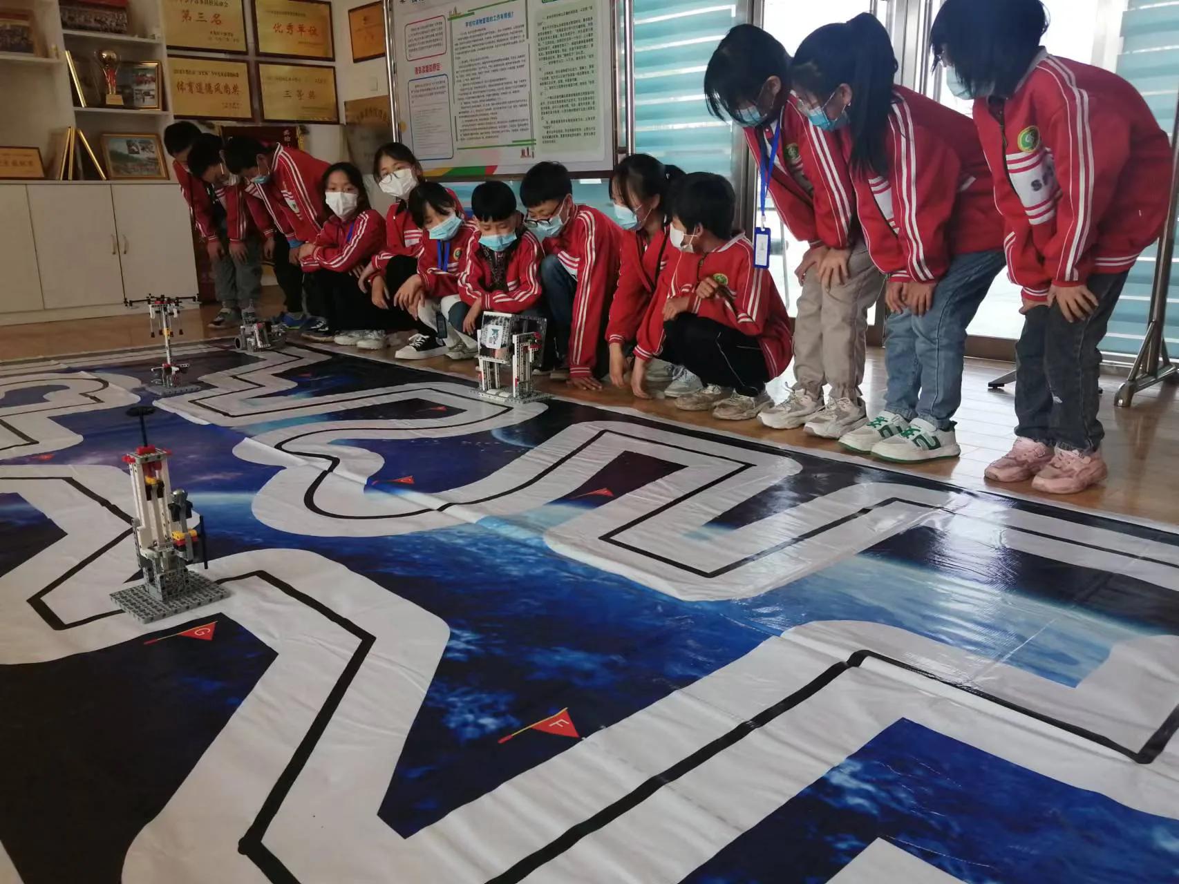 百泉小学课后服务“编程机器人”展特色