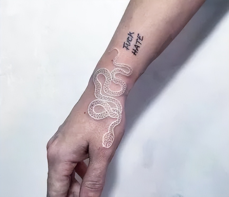 鸽子血纹身真的隐形么,隐形纹身花纹