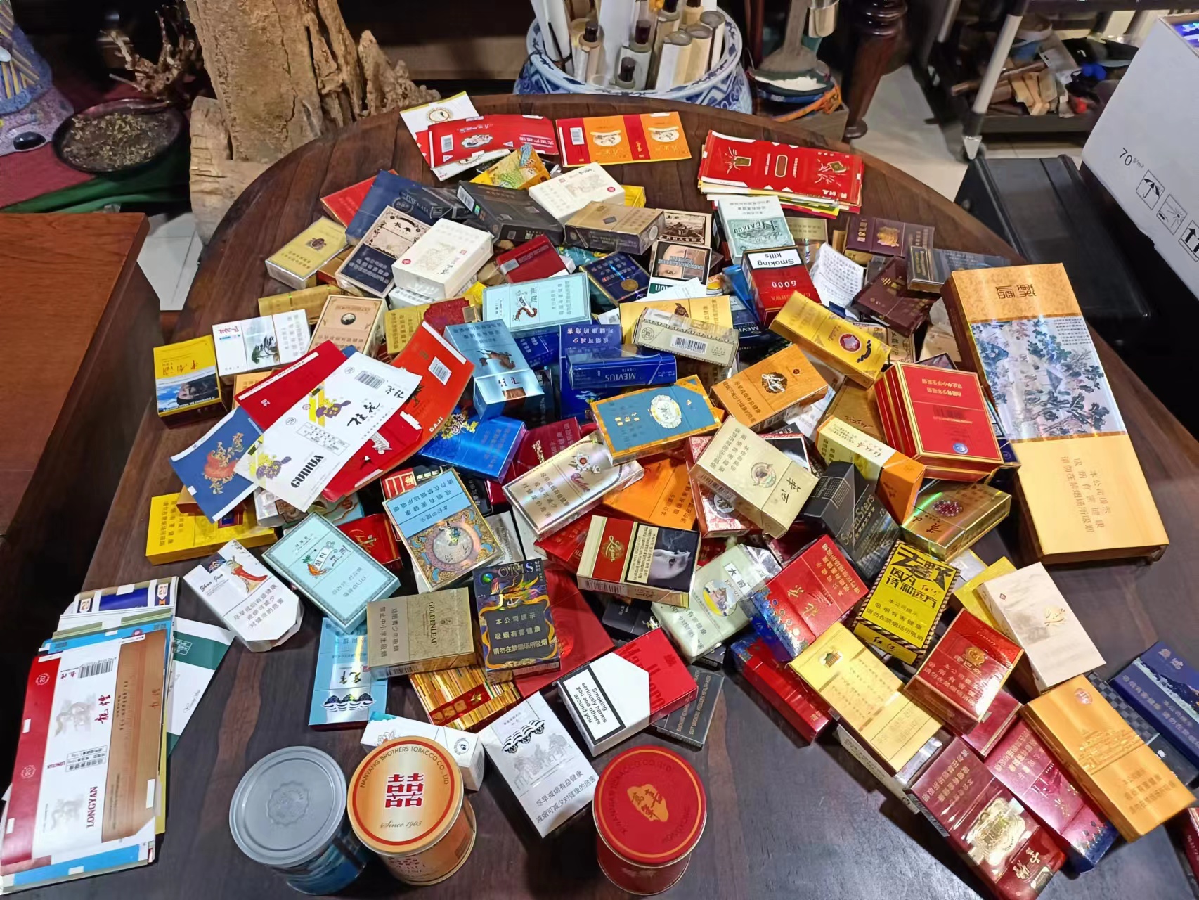 大连瓦房店：六旬艺师单江波收藏老烟盒万余件