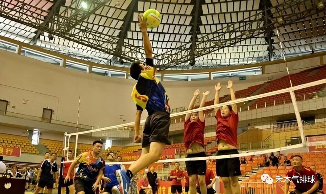 二传传球背传技巧,二传手型传球慢动作