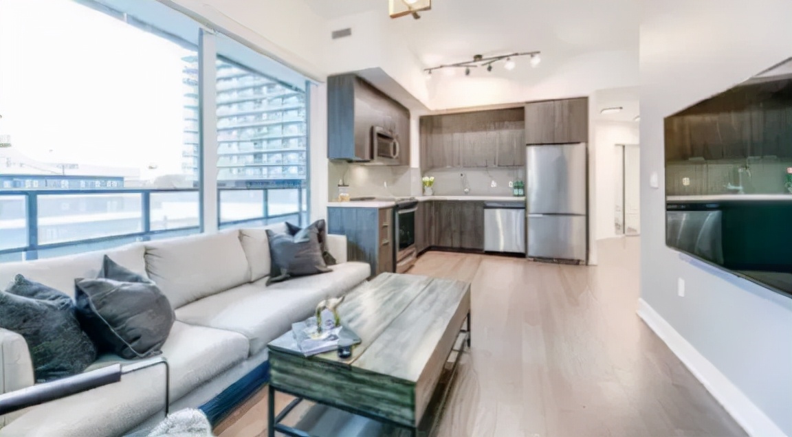 加拿大每年养房费用,加拿大温哥华1800万房子