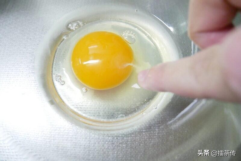 怎么打鸡蛋不会把蛋壳掉进去,蛋壳掉进蛋清怎么取出来