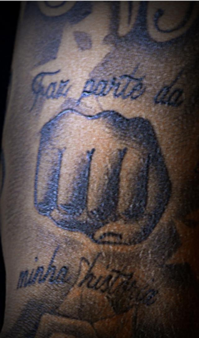 内马尔纹身全过程,内马尔纹身时视频