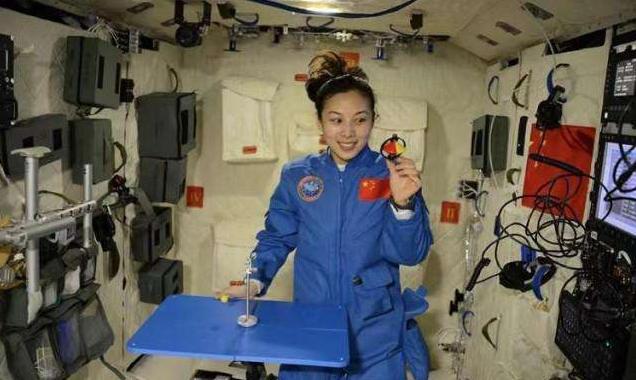 中国女航天员王亚平太空授课,王亚平宇航员太空教学视频