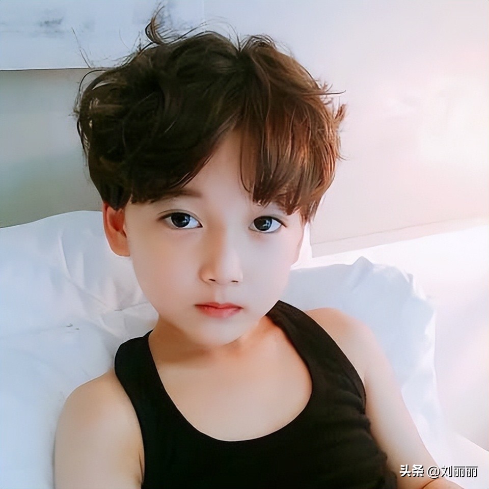 小男孩发型图片帅气潮流休闲,家庭理发帅气小男孩发型