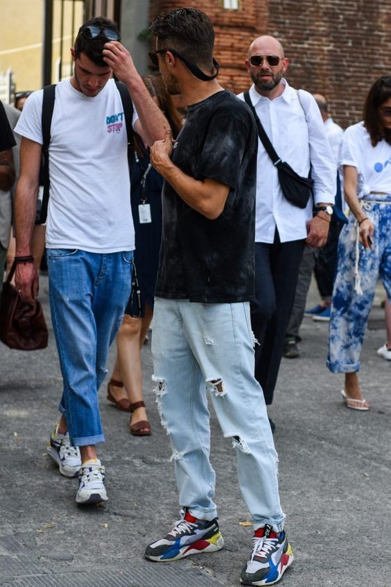 浅蓝色的牛仔裤很适合夏日穿搭,浅蓝色牛仔裤搭配秋冬日系