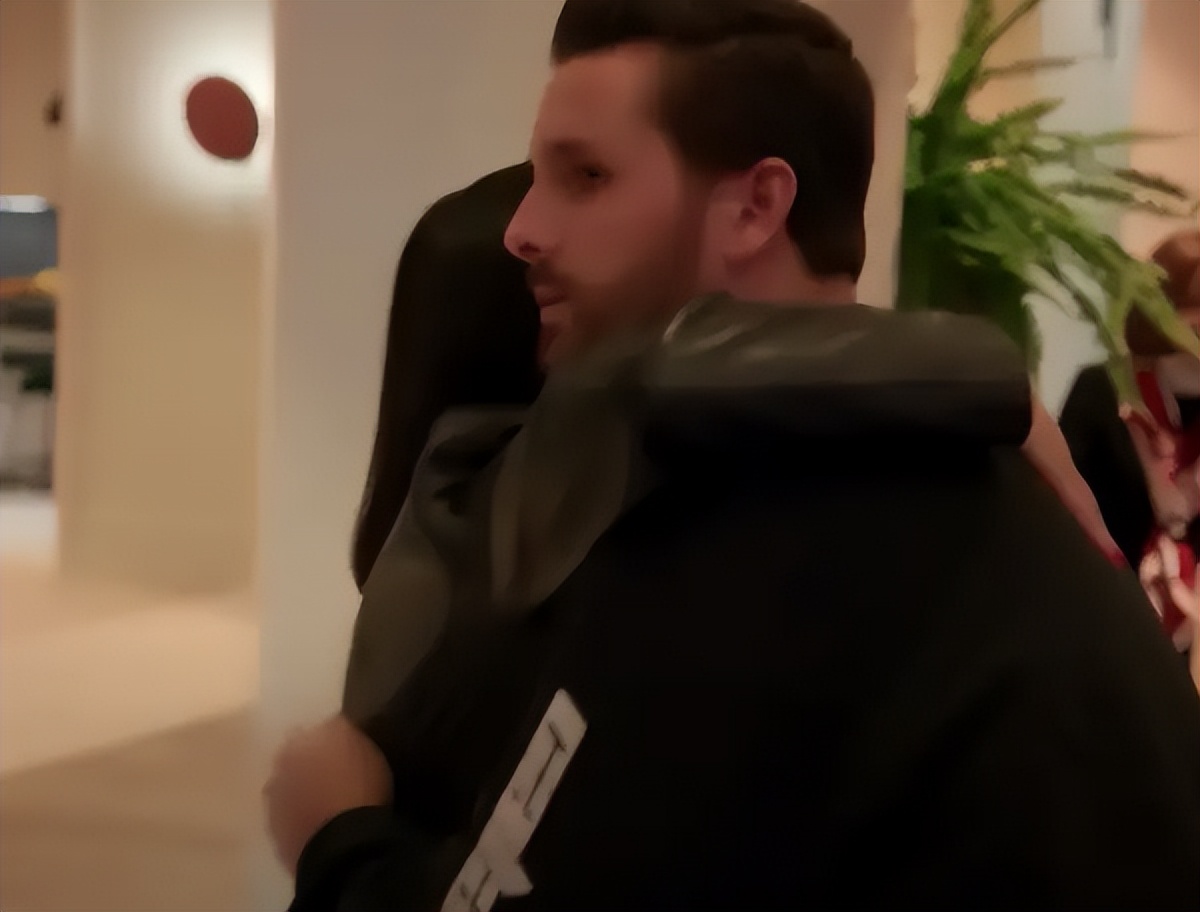 卡戴珊办奢华婚礼！被前任撞见亲热场面，修罗场引全网吃瓜