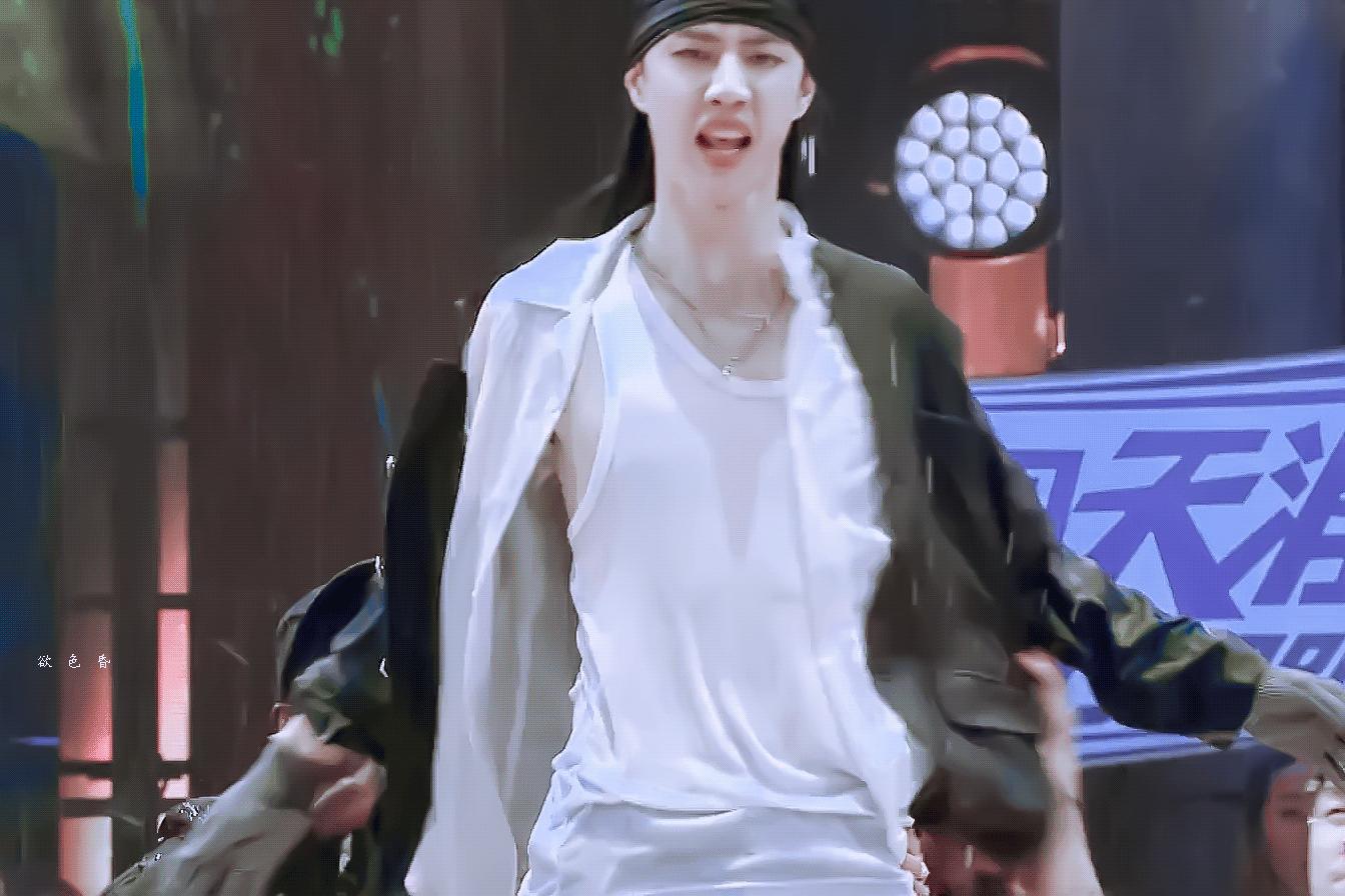 王一博回眸杀蓝湛,王一博跳舞杀马特