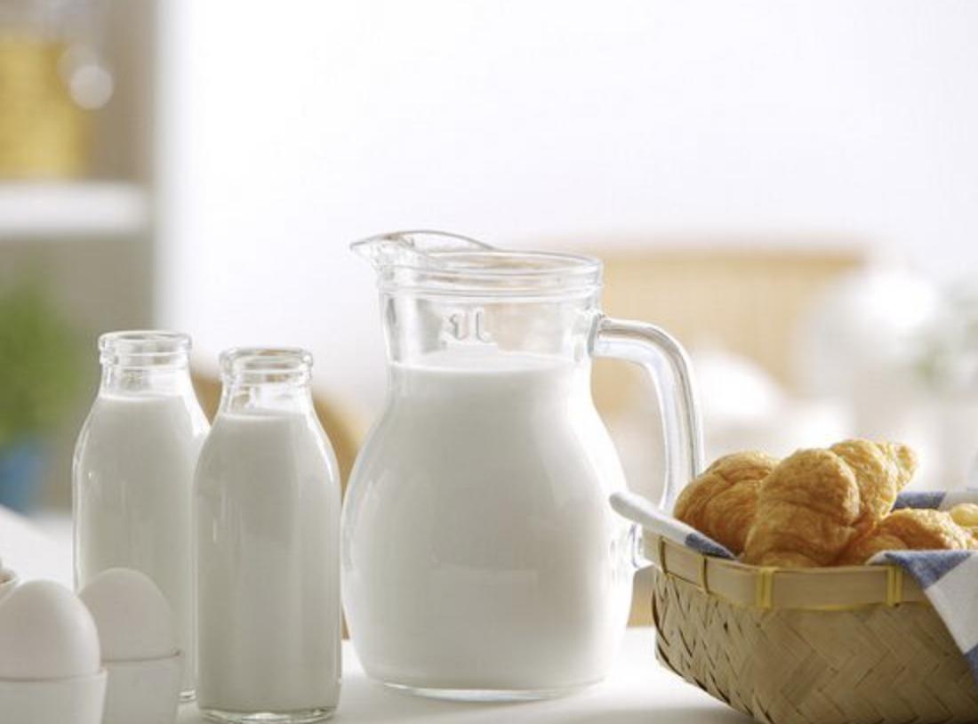 64岁香港特首摔倒骨折，老年人骨折做好2件事，还要补8种食物