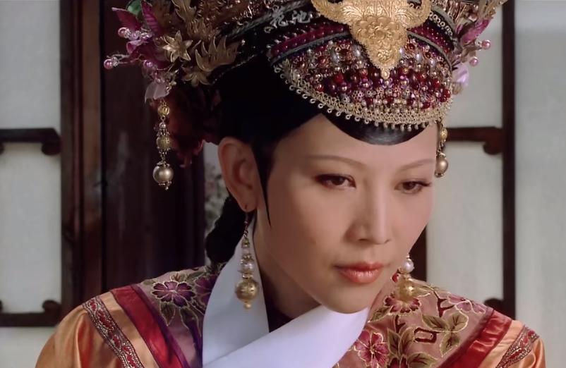 周迅青春靓丽蔡少芬人老珠黄,给皇后